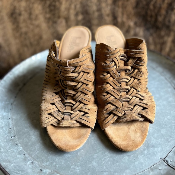 Tan braided slides with 4 inch block heel. Only worn once. Size 9.5 - Picture 2 of 4